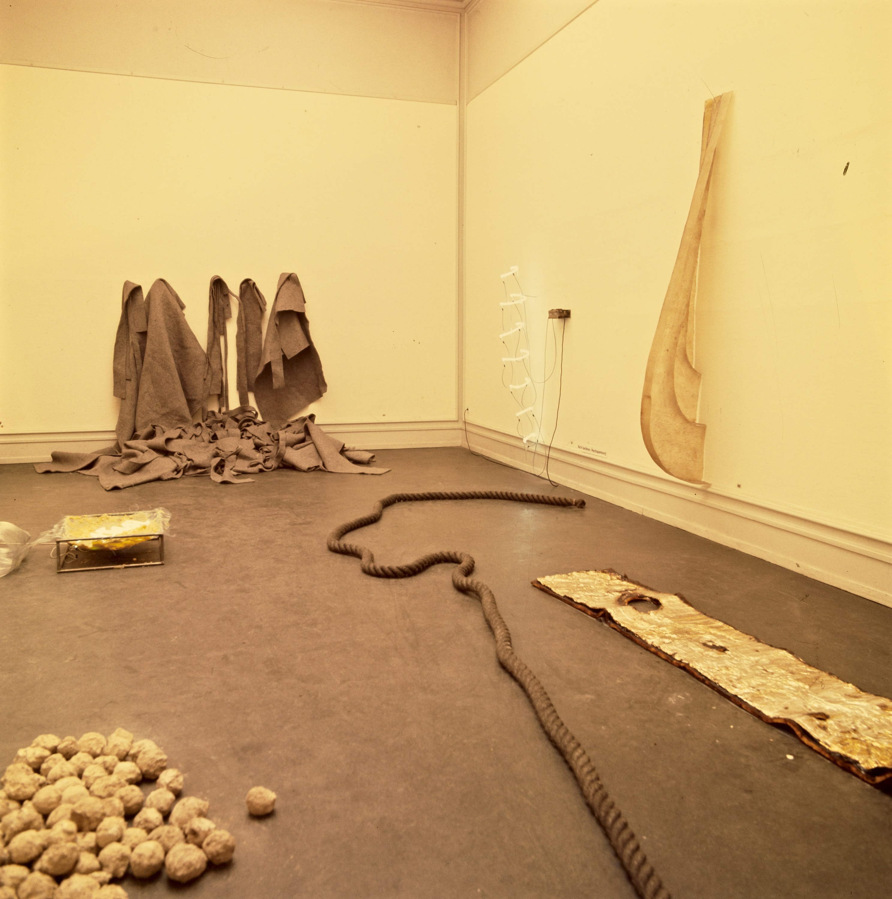 When Attitudes Become Form, Kunsthalle Bern (1969): felt, fat and rope process works installed in the gallery